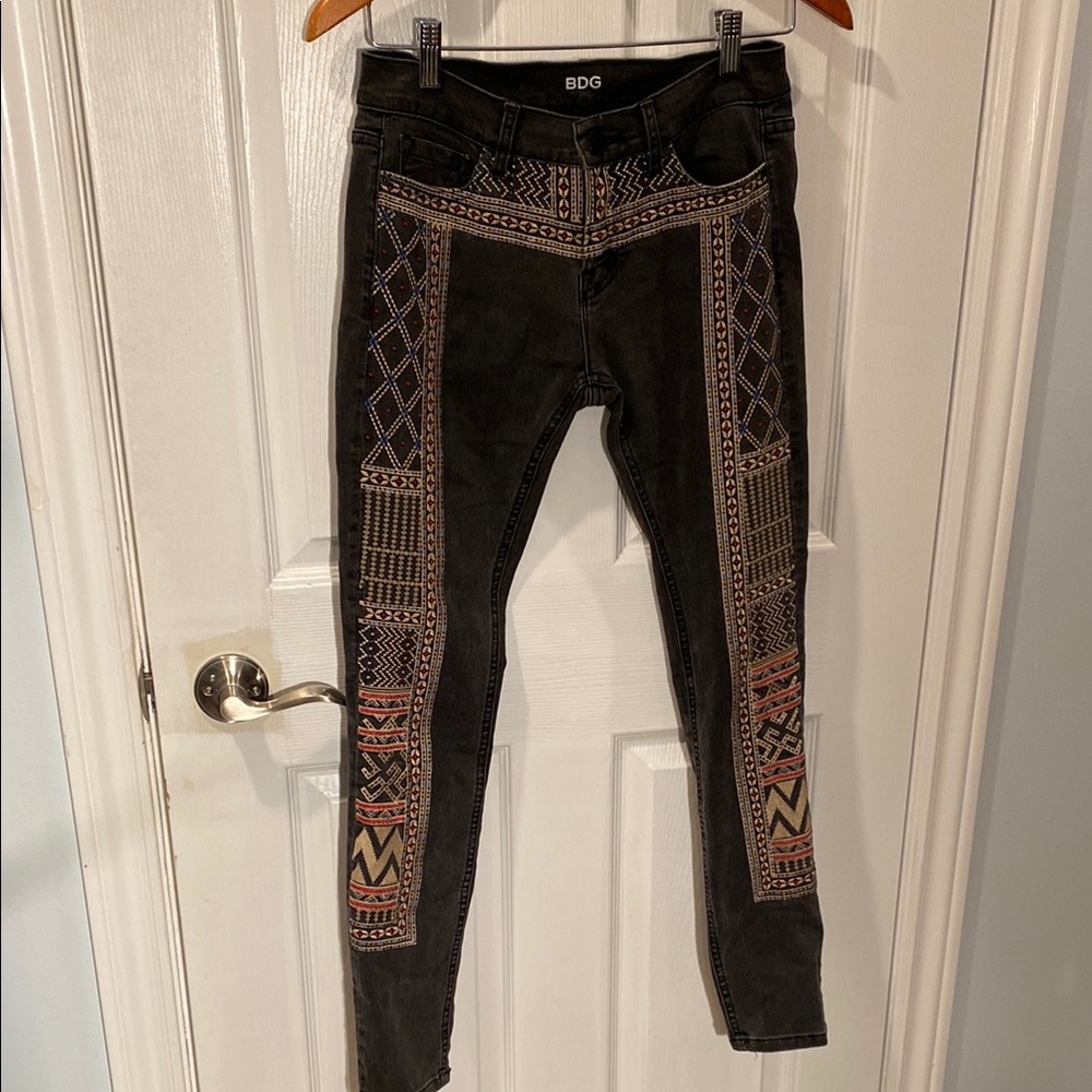 BDG UO Mid Rise Twig Ankle Distressed Black Skinny Jeans w Aztec Embroidery